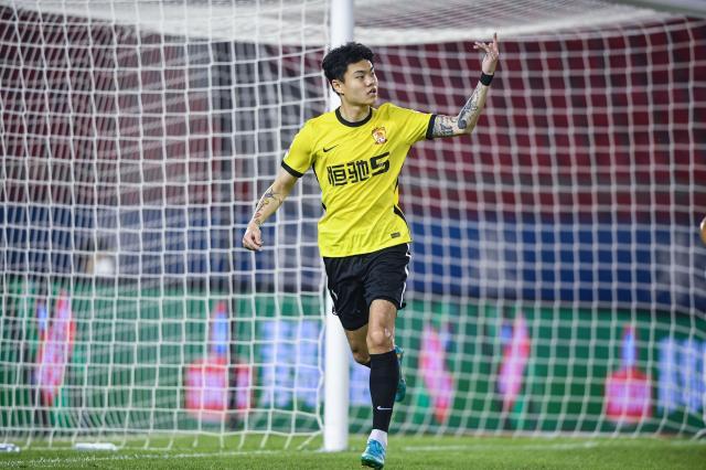 【中超】杨立瑜破门2人染红 广州1比0双杀河北