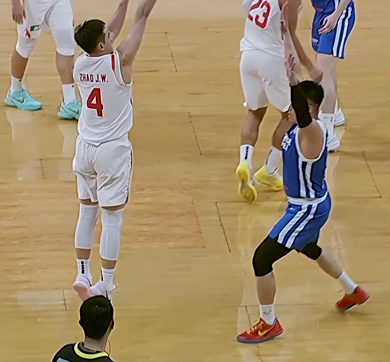 星空高光时刻-中国男篮100-93中国台北！球员评分：5人满分，3人良好，2人拉胯